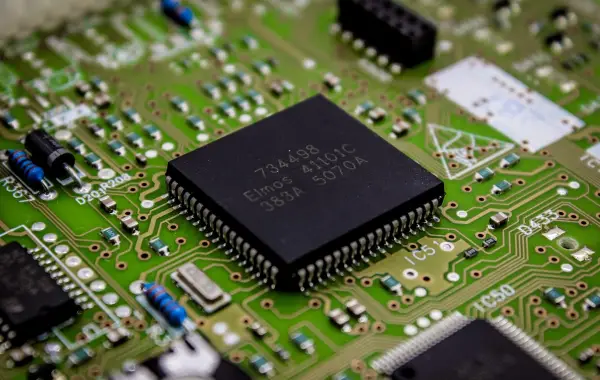 Primo piano di un chip di memoria per computer montato su un circuito stampato