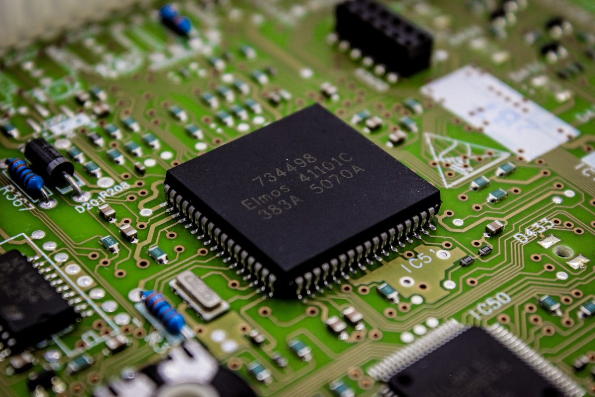 Primo piano di un chip di memoria per computer montato su un circuito stampato