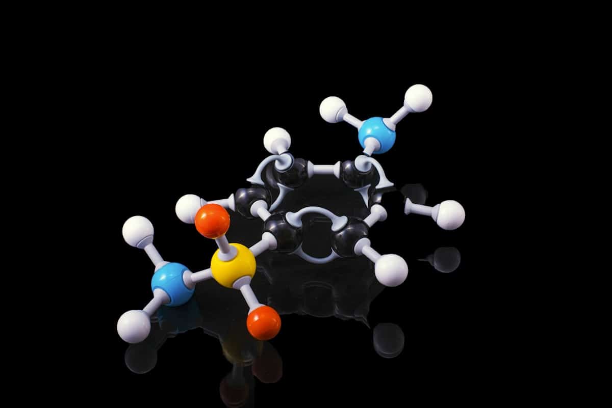Modello molecolare tridimensionale, simbolo della progettazione di proteine con l'AI