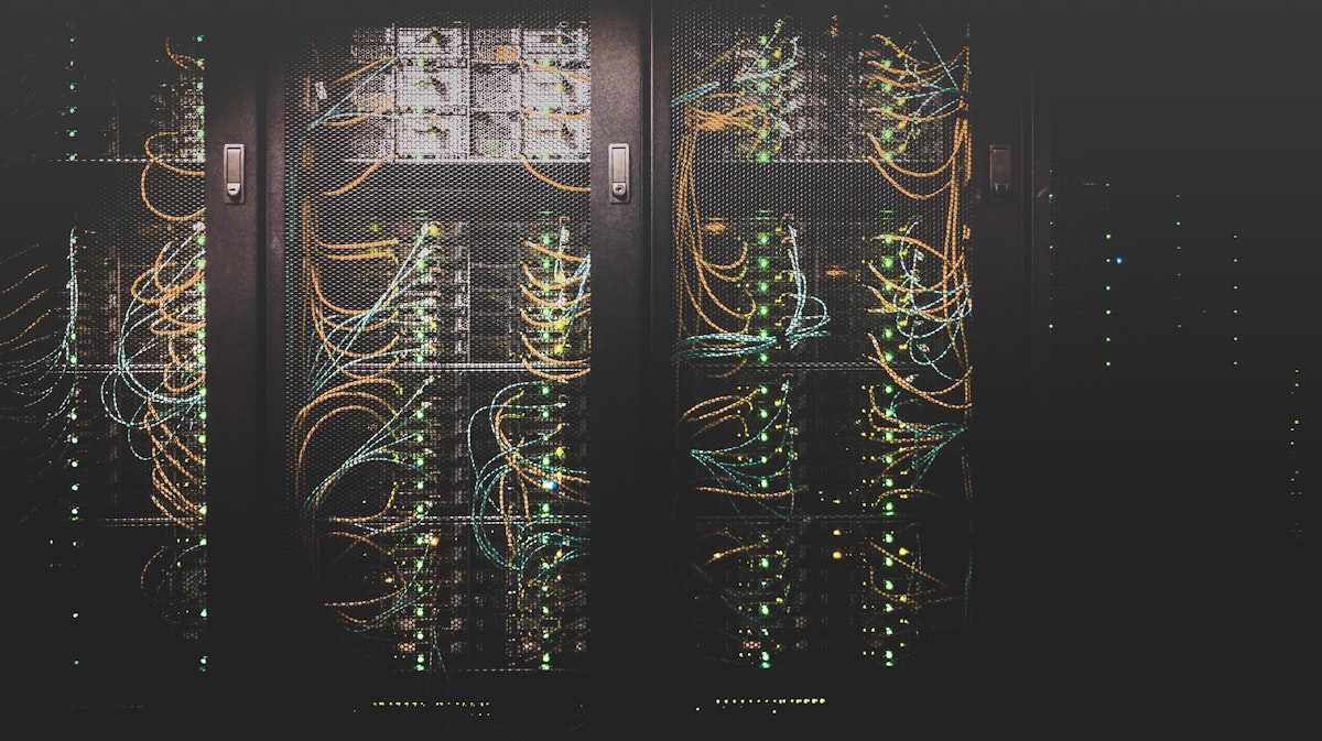 Sala server di un data center che alimenta i modelli di intelligenza artificiale