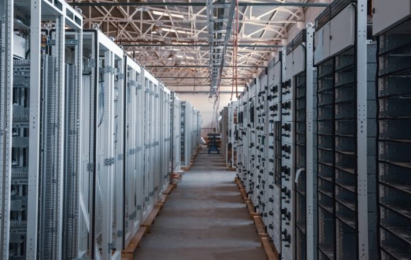 Corridoio di un data center con rack di server, l'infrastruttura di calcolo necessaria per addestrare grandi modelli di intelligenza artificiale