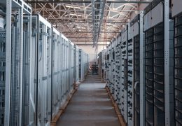 Corridoio di una sala server con rack, simbolo dei data center per l'intelligenza artificiale