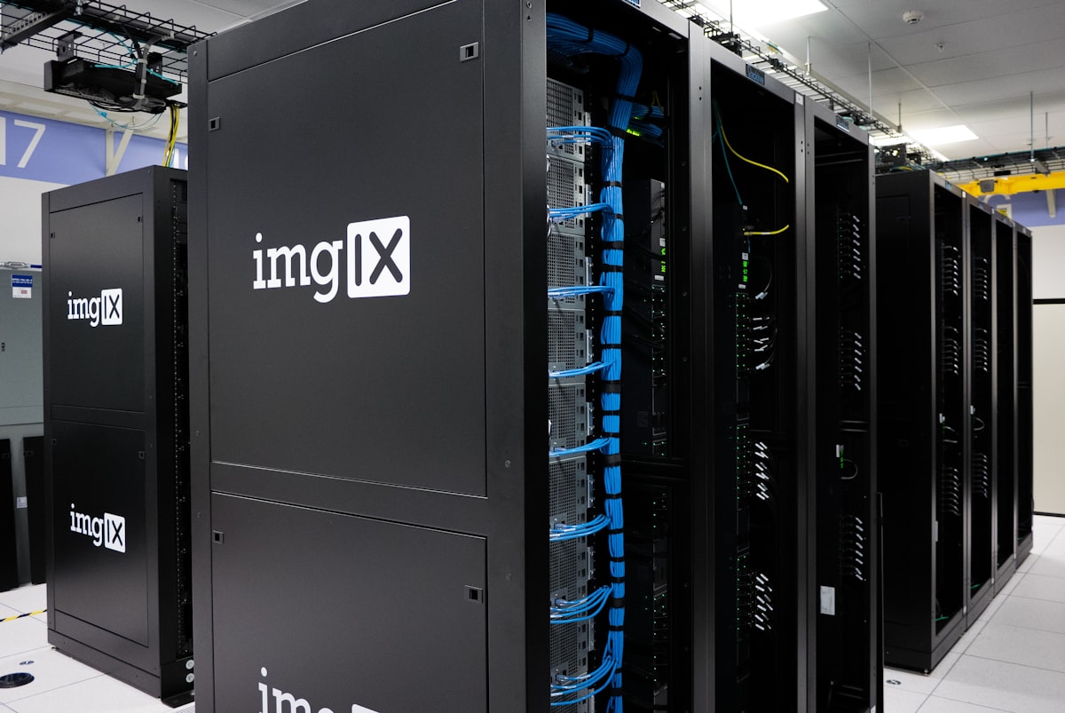 Rack di server in un data center, simbolo dei costi di calcolo per l'inferenza dei modelli AI