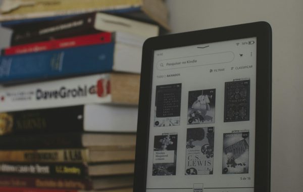 Un tablet accanto a una pila di libri, a rappresentare gli ebook di Google Play come fonti per Gemini Notebook