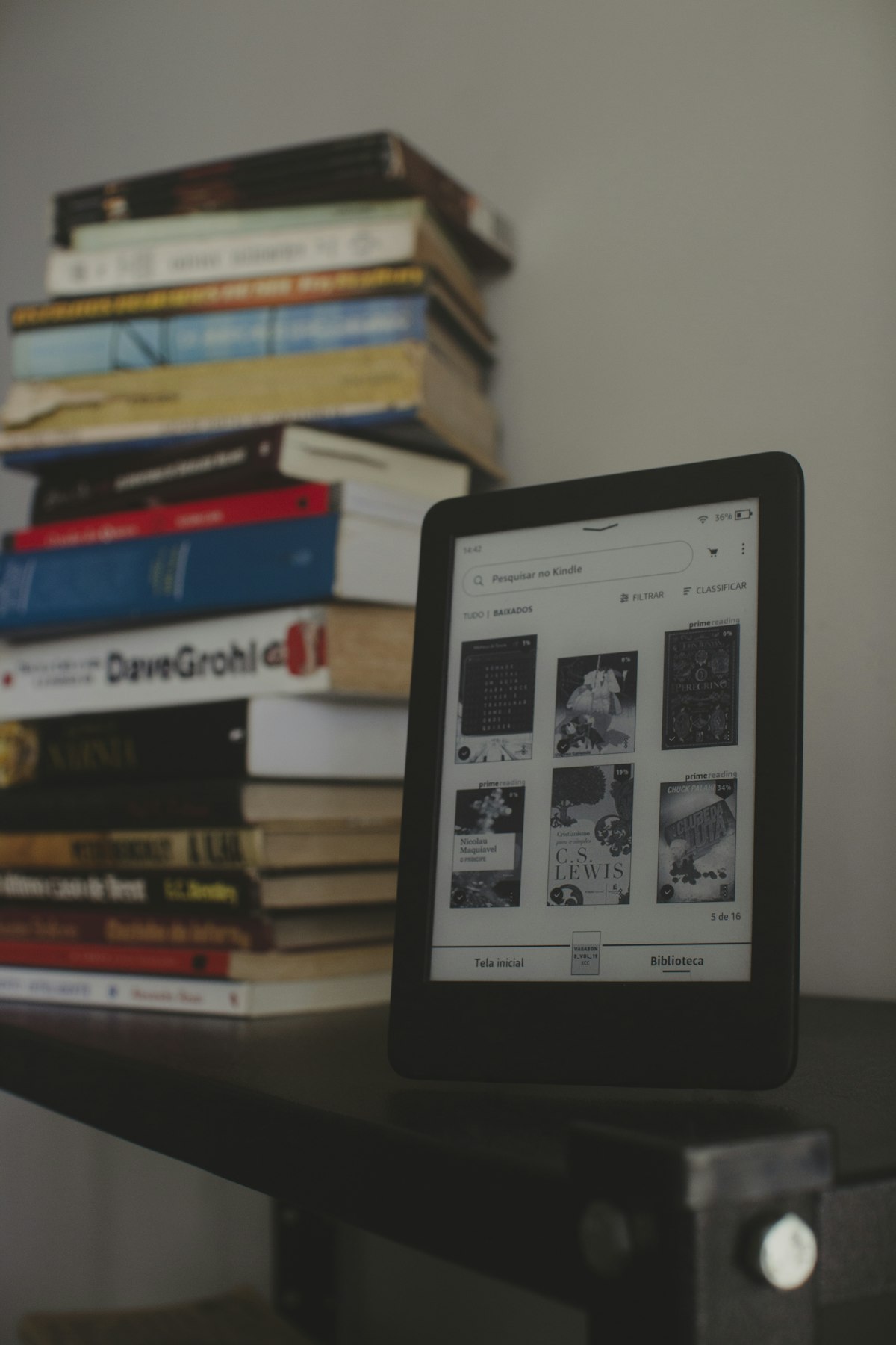 Un tablet accanto a una pila di libri, a rappresentare gli ebook di Google Play come fonti per Gemini Notebook