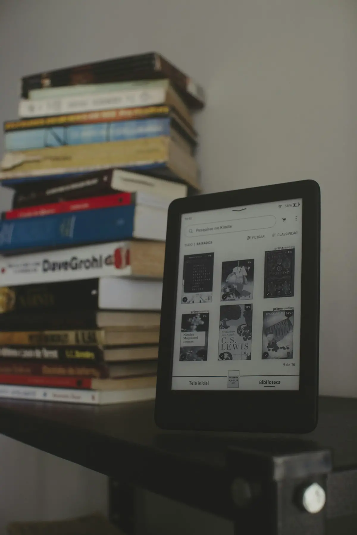 Un tablet accanto a una pila di libri, a rappresentare gli ebook di Google Play come fonti per Gemini Notebook