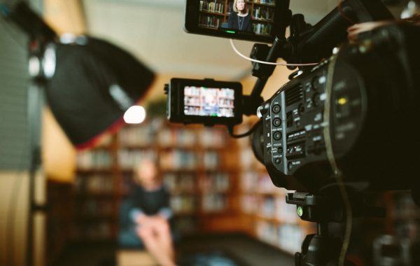 Telecamera su un set di produzione video, simbolo della generazione video con intelligenza artificiale