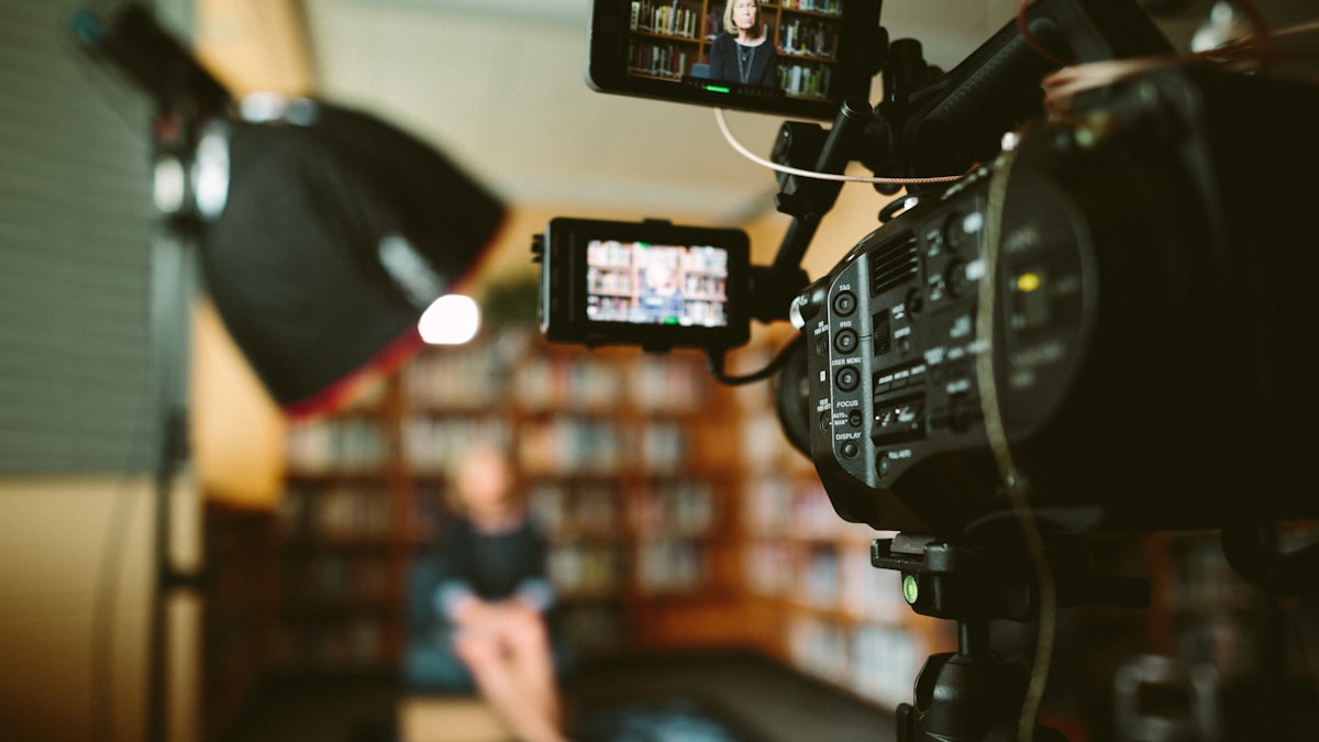 Telecamera su un set di produzione video, simbolo della generazione video con intelligenza artificiale