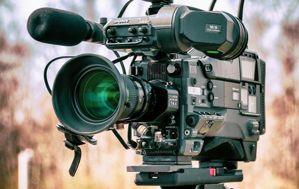 Videocamera professionale, simbolo della creazione di video con l'intelligenza artificiale