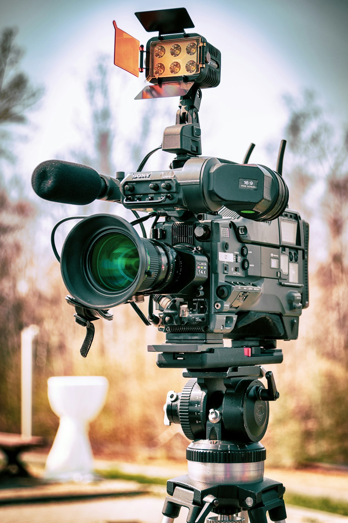Videocamera professionale, simbolo della creazione di video con l'intelligenza artificiale