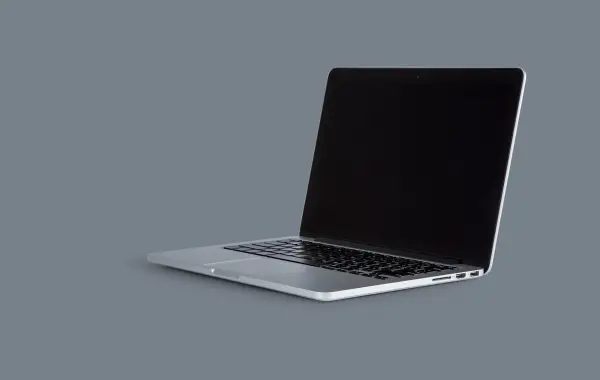 Computer portatile aperto su un tavolo con un browser web sullo schermo