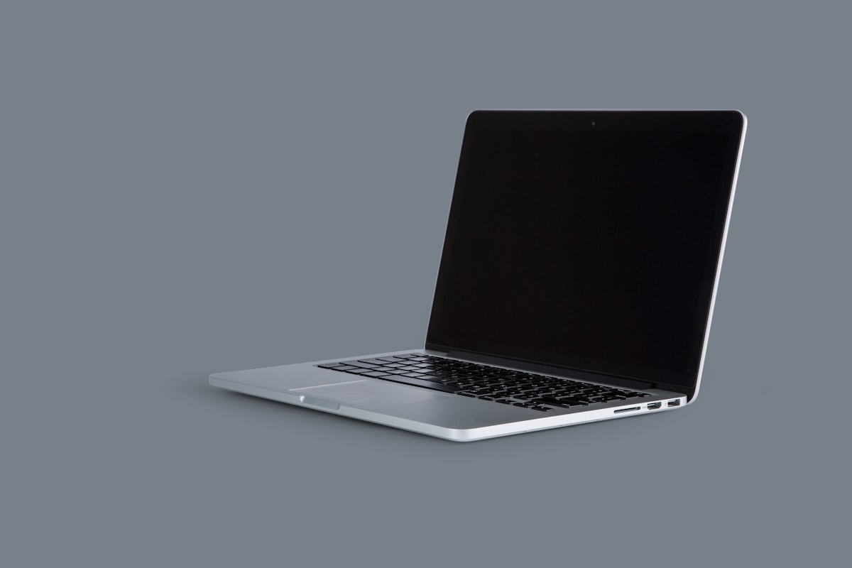 Computer portatile aperto su un tavolo con un browser web sullo schermo