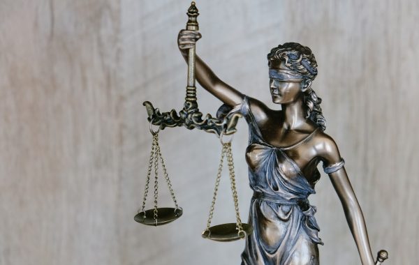 Statua della giustizia con la bilancia, simbolo dell indagine legale su OpenAI e Sam Altman