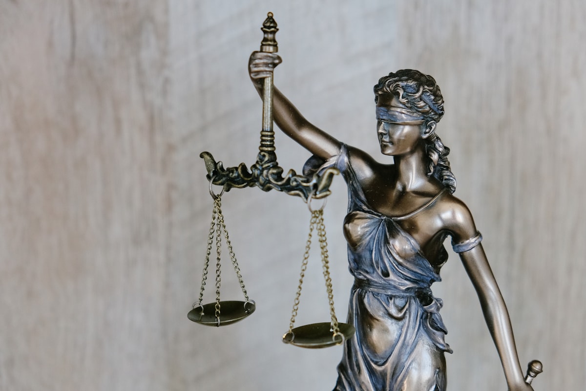 Statua della giustizia con la bilancia, simbolo dell indagine legale su OpenAI e Sam Altman