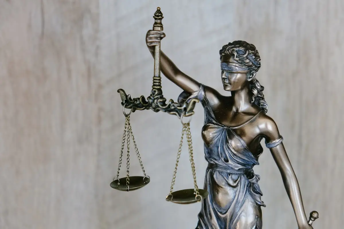 Statua della giustizia con la bilancia, simbolo dell indagine legale su OpenAI e Sam Altman