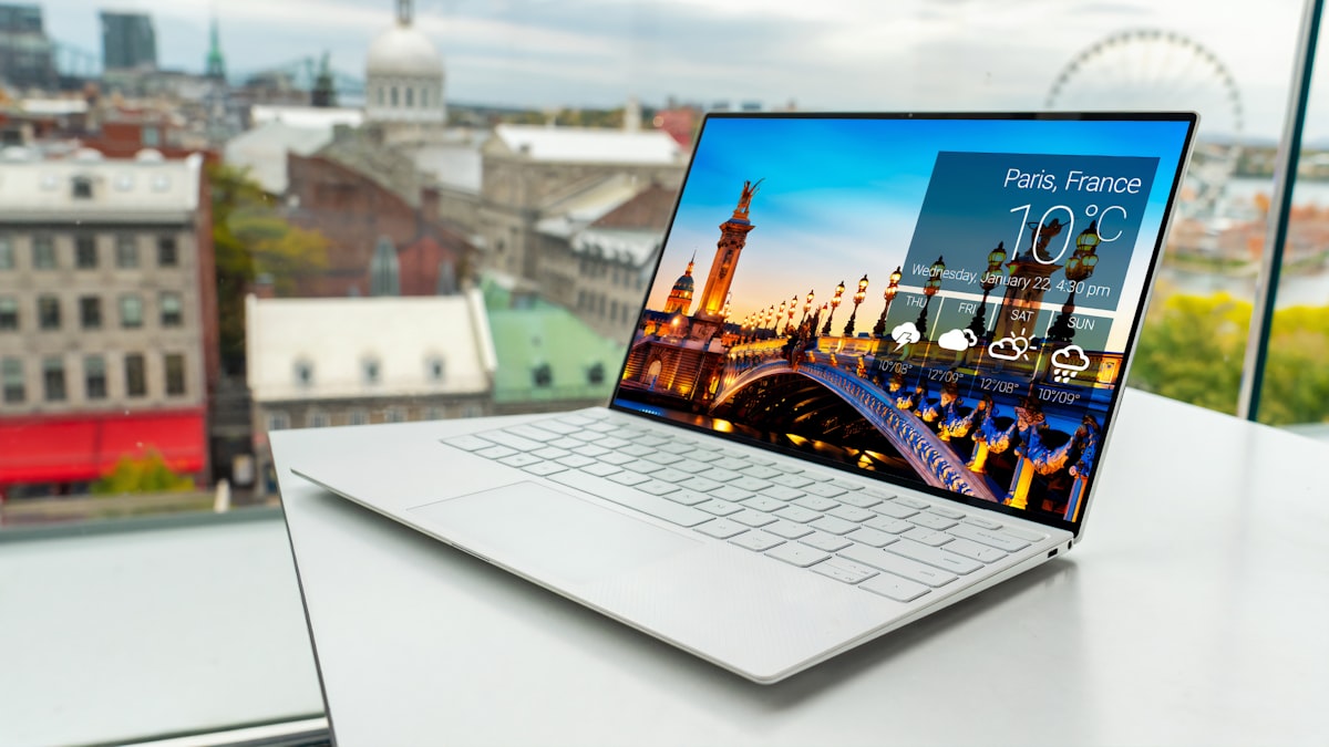 Computer portatile aperto su una scrivania, immagine simbolo dei nuovi Googlebook Android con Gemini