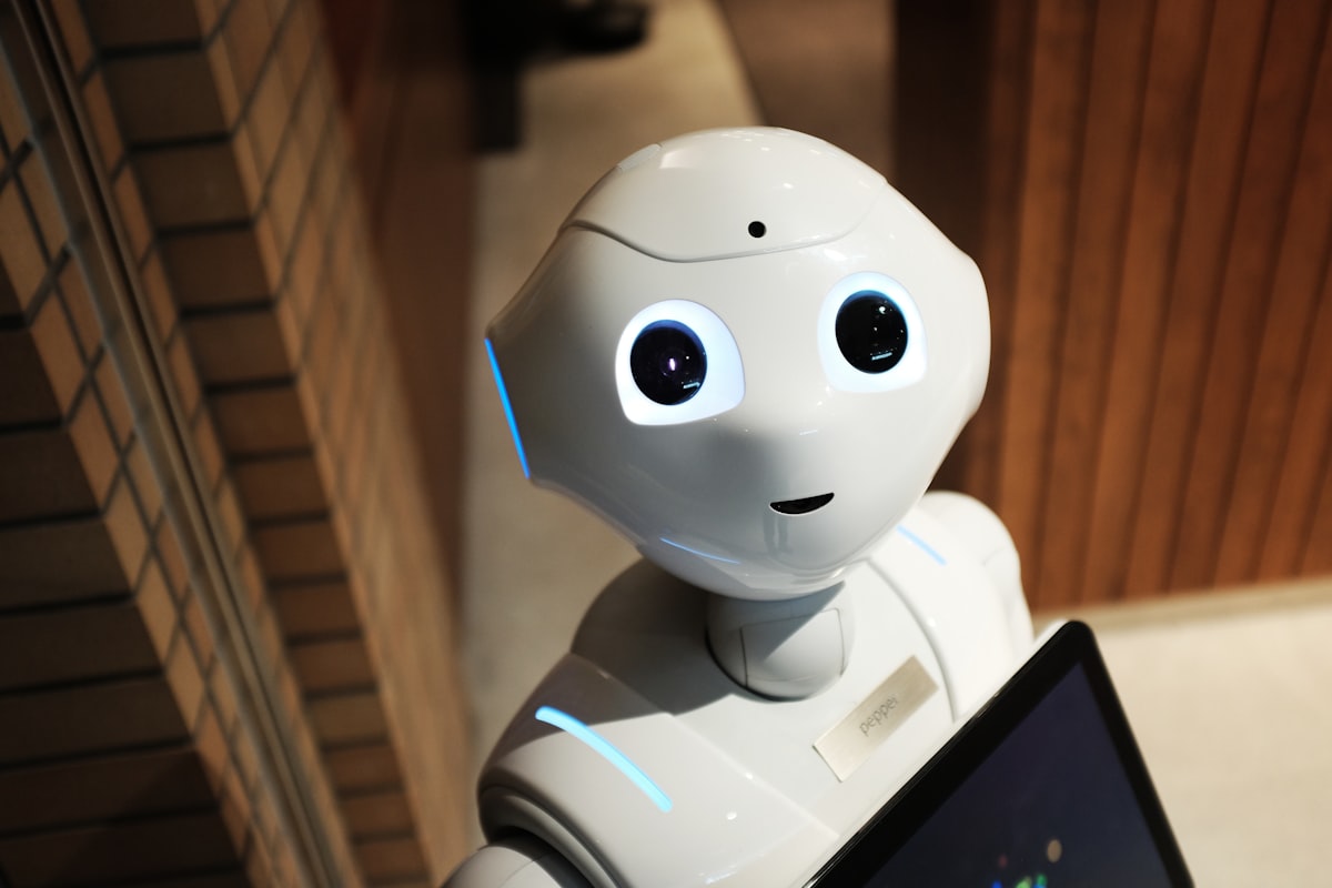 Robot che rappresenta gli agenti AI Grok Bot di xAI al lavoro
