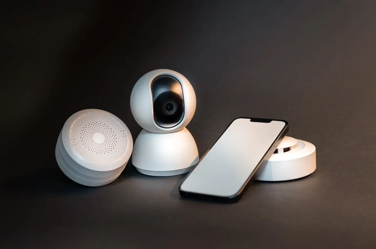 Internet of Things: smartphone e telecamera di sicurezza wireless, esempio di dispositivi connessi dell’internet delle cose
