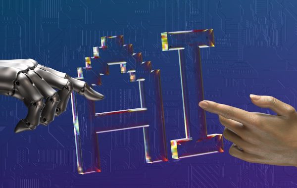 Mani robotiche e mani umane si protendono l'una verso l'altra, simbolo del lavoro umano dietro l'intelligenza artificiale