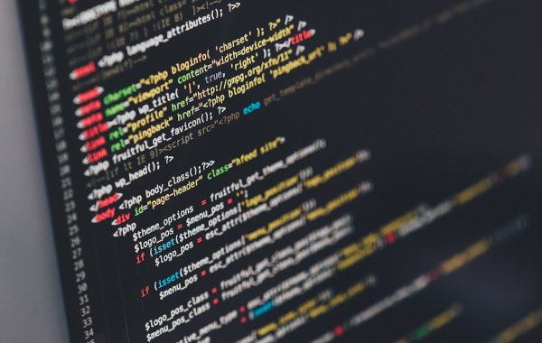 Righe di codice di programmazione colorate su uno schermo scuro
