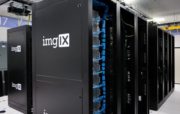 Server in un data center, simbolo della potenza di calcolo cloud che alimenta i modelli AI di OpenAI e Microsoft
