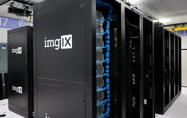 Server in un data center, simbolo della potenza di calcolo cloud che alimenta i modelli AI di OpenAI e Microsoft