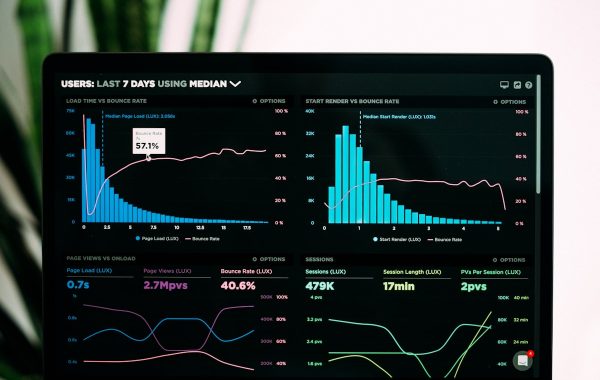 Dashboard con grafici di analisi dei dati su un laptop, simbolo del monitoraggio della spesa in token AI
