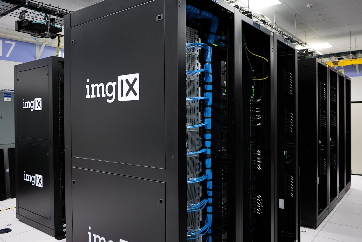 Sala di un data center con rack di server, infrastruttura per fabbriche di AI