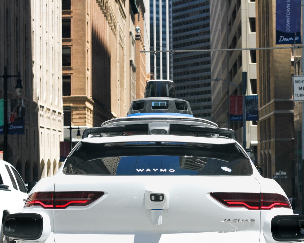 Auto che percorre una strada, immagine simbolica della guida autonoma e dei robotaxi basati su modelli AI come NVIDIA Alpamayo 2 Super