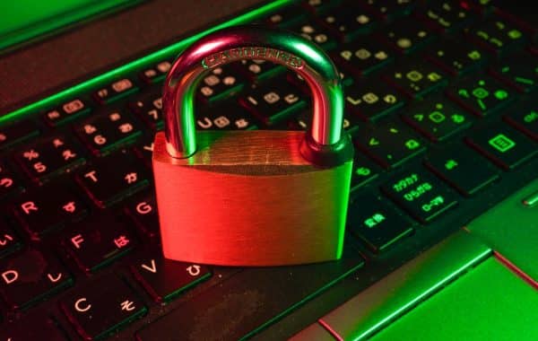Lucchetto rosso su una tastiera nera, simbolo della sicurezza e della protezione dei dati