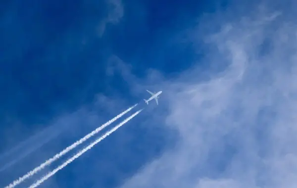 Scie di condensazione lasciate da un aereo nel cielo, tema del progetto Operazione Blue Skies