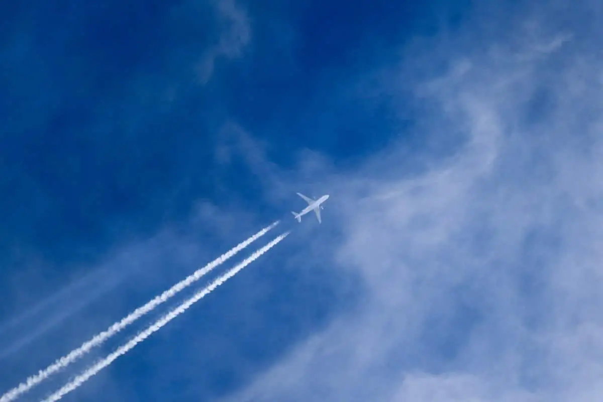 Scie di condensazione lasciate da un aereo nel cielo, tema del progetto Operazione Blue Skies