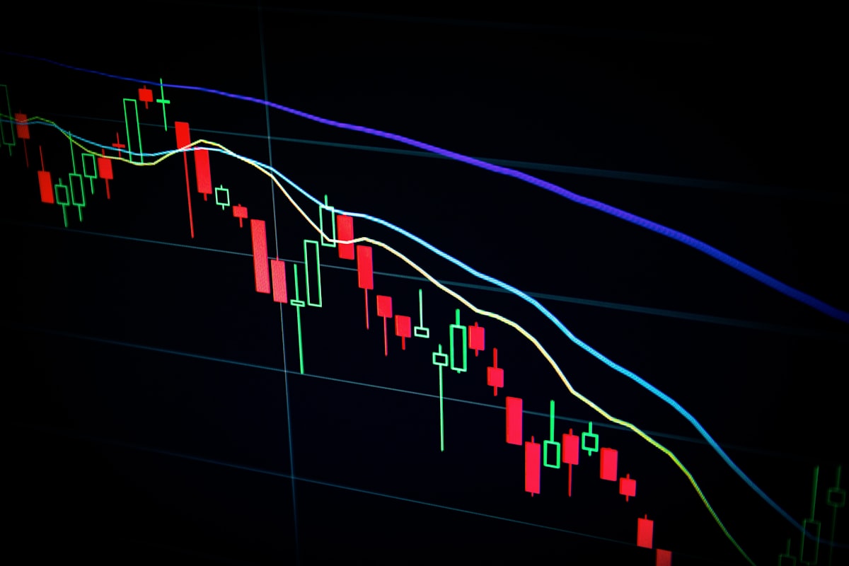 Grafico a candele del mercato azionario su schermo scuro, a rappresentare la trimestrale di Palantir e la crescita della domanda di AI