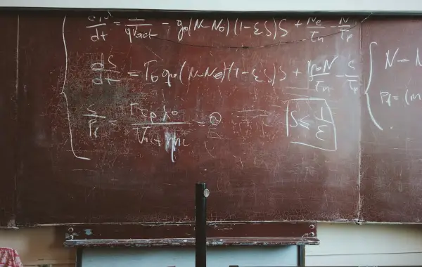 Formule matematiche scritte con il gesso su una lavagna