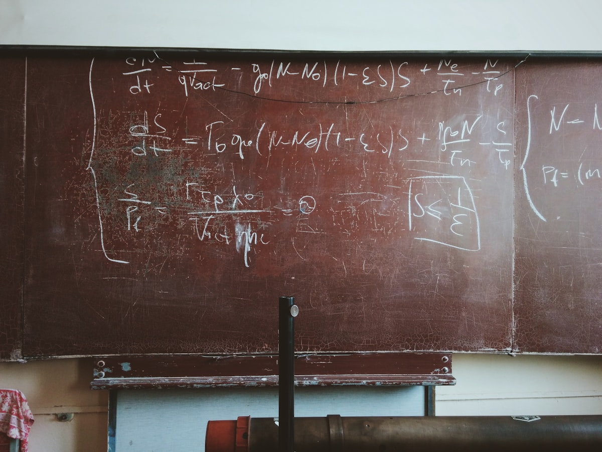 Formule matematiche scritte con il gesso su una lavagna
