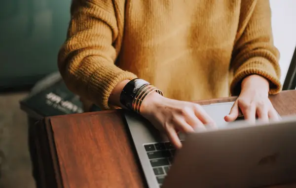Studente al lavoro con laptop e appunti, plugin educativi di ChatGPT Work e Codex