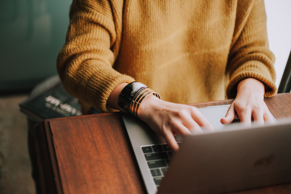 Studente al lavoro con laptop e appunti, plugin educativi di ChatGPT Work e Codex