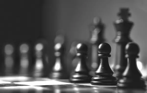 Scacchiera con un pezzo degli scacchi, metafora della decisione strategica nel processo decisionale di Markov