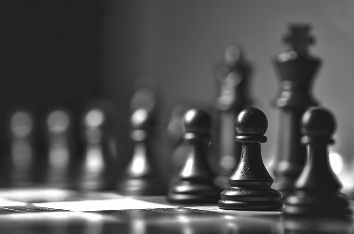 Scacchiera con un pezzo degli scacchi, metafora della decisione strategica nel processo decisionale di Markov
