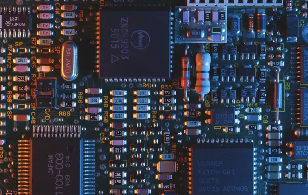 Primo piano di un microchip su una scheda elettronica, a rappresentare l’efficienza hardware resa possibile dalla quantizzazione dei modelli AI