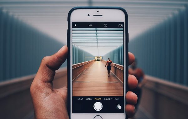 Realtà aumentata su smartphone che inquadra il mondo reale