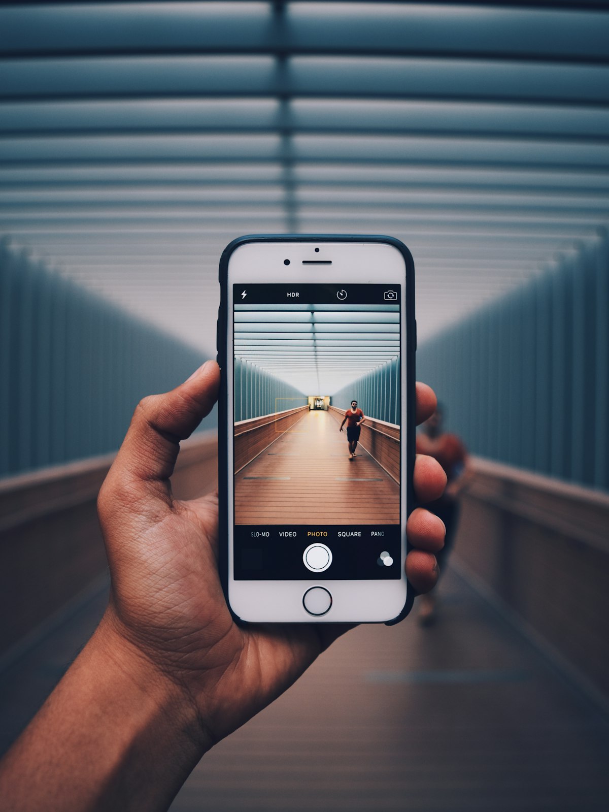 Realtà aumentata su smartphone che inquadra il mondo reale