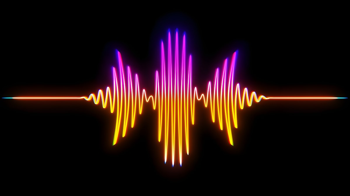 Rappresentazione di un'onda sonora colorata, simbolo del riconoscimento vocale
