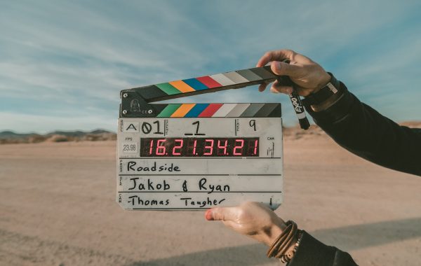 Ciak da produzione video, simbolo della generazione video con l'intelligenza artificiale