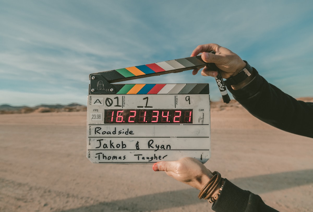 Ciak da produzione video, simbolo della generazione video con l'intelligenza artificiale