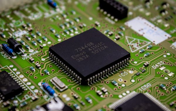Primo piano di un chip semiconduttore su un circuito stampato, simbolo della memoria per l'AI