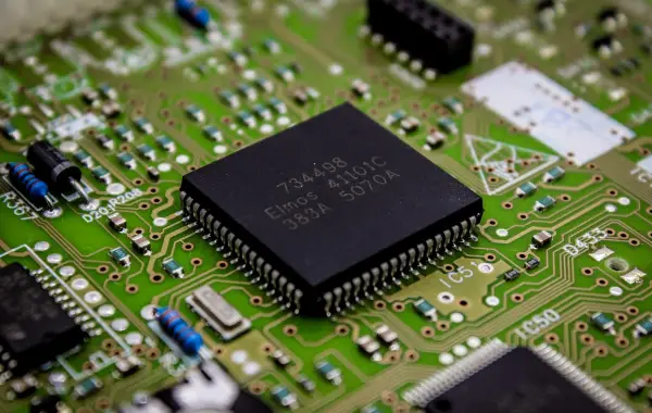 Primo piano di un chip semiconduttore su un circuito stampato, simbolo della memoria per l'AI