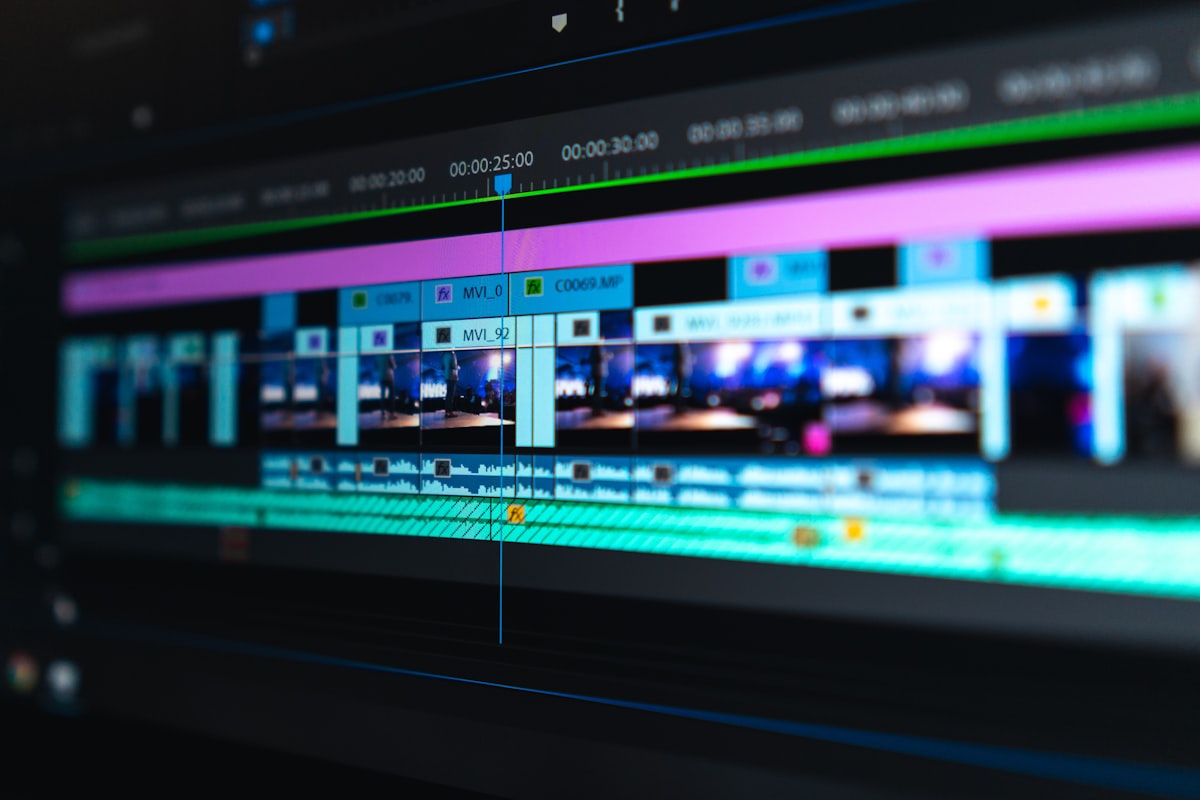 Postazione di montaggio video con timeline su schermo, generazione video con intelligenza artificiale