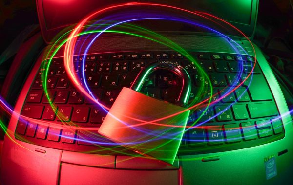 Concetto di sicurezza informatica con lucchetto e scie luminose che simboleggia la moderazione dei contenuti AI