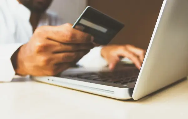 Acquisti online e commercio elettronico nell'era della ricerca guidata dall'intelligenza artificiale